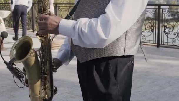 Akşam yemeği ceketli saksafoncu, altın saksafonda çalıyor. Canlı performans. Caz müziği — Stok video