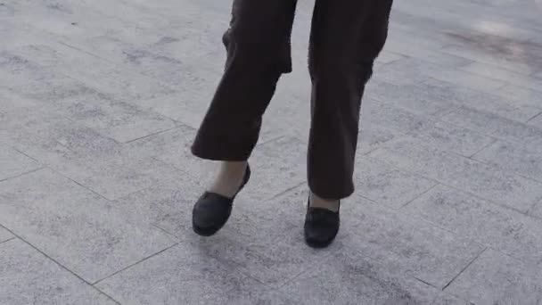 Beine einer tanzenden alten Frau draußen. — Stockvideo