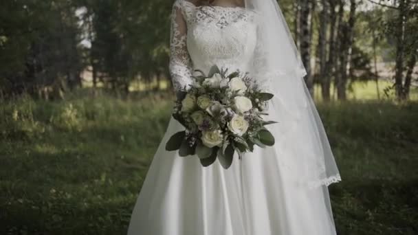 Dantel elbise güzel beyaz düğün çiçek buketi holding içinde gelin. — Stok video