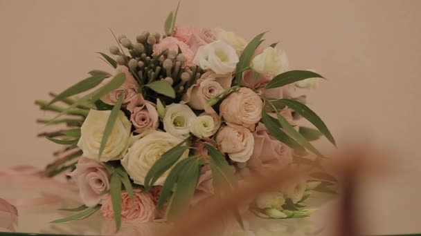 Strauß frischer Rosen. festlicher Strauß frischer Blumen. Brautstrauß. Hochzeitsblumen. — Stockvideo