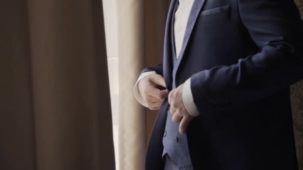 Homme portant chemise debout près de la fenêtre à la maison, au ralenti . — Video