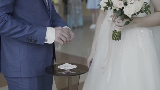 Os recém-casados muito belos põem anéis um em outro . — Vídeo de Stock