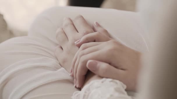 Belles mains d'une jeune femme sur ses genoux . — Video