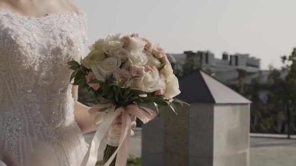 Novia en vestido de encaje con hermosas flores blancas de la boda ramo . — Vídeos de Stock