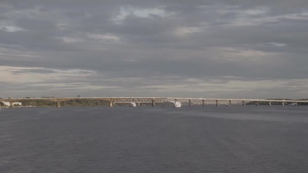 Vuelo sobre el agua del río donde hay un puente de hierro . — Vídeos de Stock