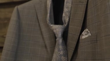 Şık şık ceket kravat yakın çekim ile.