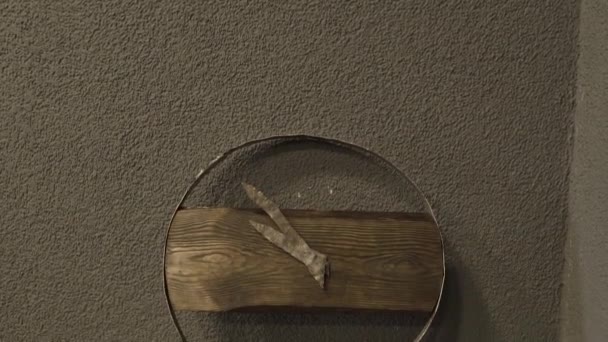 壁、新しいデザインの木製オリジナル時計. — ストック動画