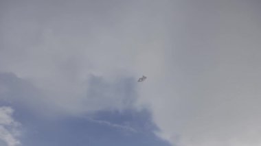 Mavi gökyüzünde beyaz hava ile şişirilen balonlar.