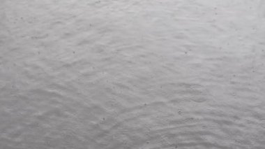 Süper ağır çekim sakinleştirmek yağmur damlaları.