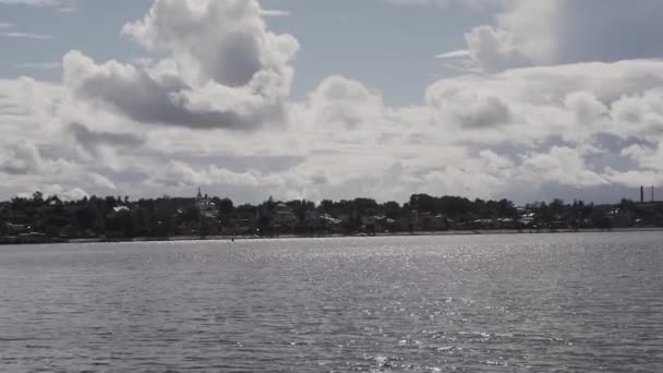 Lindo lago perto de uma pequena cidade . — Vídeo de Stock