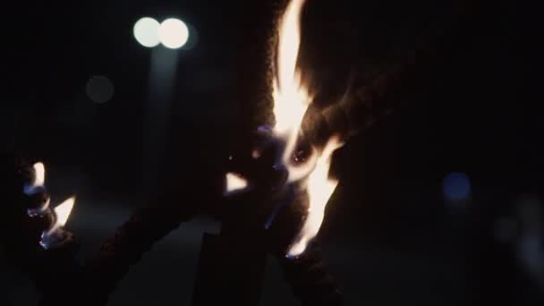 Fire show performance. burner lights a thick rope. — Stock Video