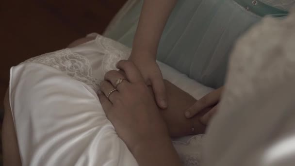 Mooie handen van een jonge vrouw op haar knieën. — Stockvideo