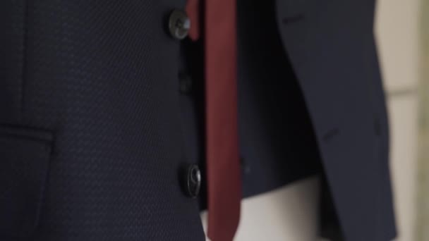 Modische stylische Jacke mit Krawatte in Nahaufnahme. — Stockvideo