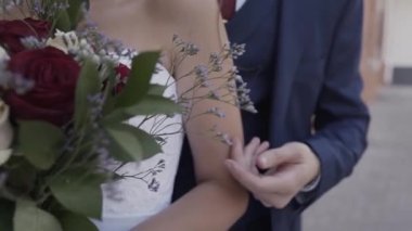 Evlen benimle bugün ve her gün. Yeni evli çift tutuşup, ağır çekimde atış.