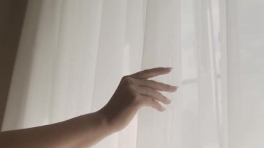 Çok dokunaklı ve beyaz güzel düğün elbisesi parlak bir romantik ışık okşama heyecanlı gelin