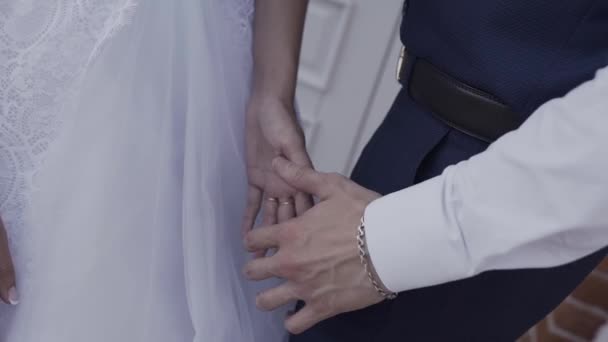 Vezmi si mě dnes a každý den. Novomanželský pár držení rukou, zastřelil v pomalém pohybu. — Stock video