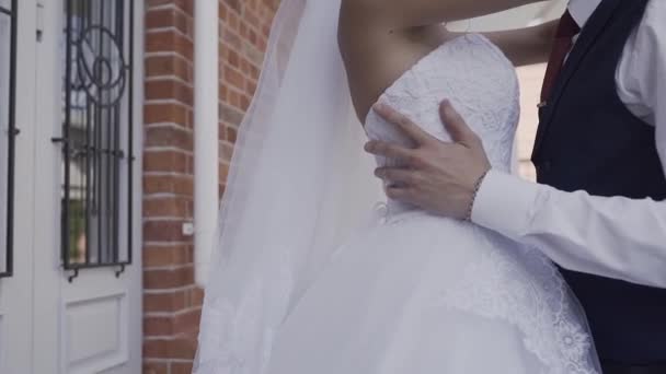 Sposami oggi e tutti i giorni. sposi coppia tenendo le mani, girato in slow motion . — Video Stock
