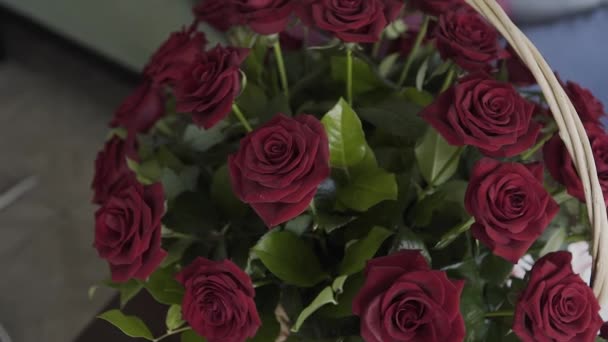 Boeket van rode rozen voor vilentines dag, close-up, draaien van de camera rond bloemen. — Stockvideo