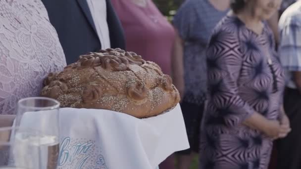 Свежий хлеб с солью внутри держит женщину . — стоковое видео