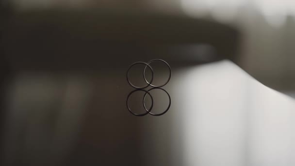 Wedding rings on a homogeneous background — Stock Video