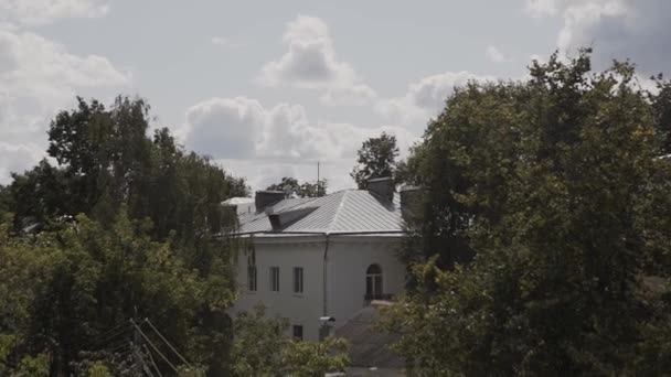 Fenster alter Häuser an einem strahlenden Sommermorgen. — Stockvideo
