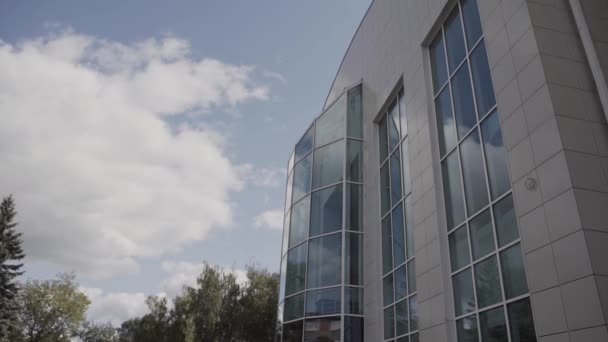 A business building against the clear blue sky on a sunny day. — Stock Video