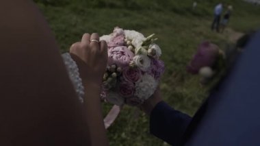 Güzel yeni evli bir düğün buket tutun.