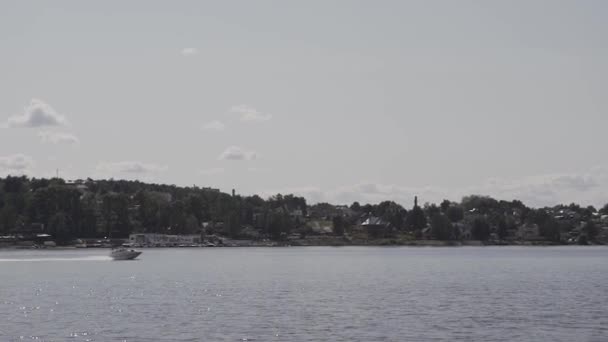 Båt med motor turer på sjön. — Stockvideo