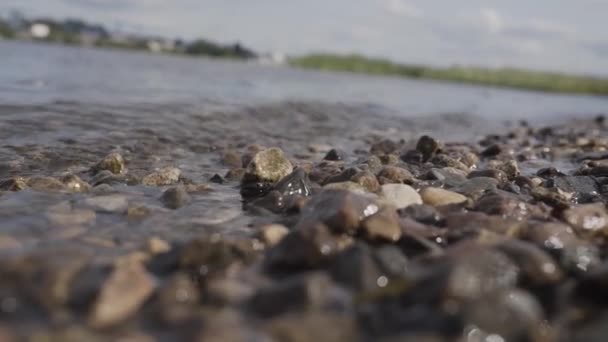 夜の石のビーチのクローズ アップ. — ストック動画