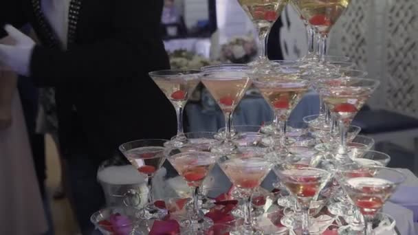 Sehr schöne Cocktailpyramide mit Licht. — Stockvideo