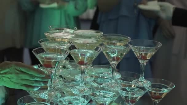 Zeer mooie cocktail piramide met licht. — Stockvideo