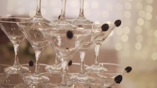 Mycket vacker cocktail pyramid med ljus. — Stockvideo