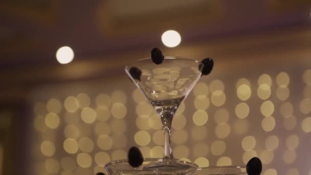 Très belle pyramide de cocktails avec lumière . — Video