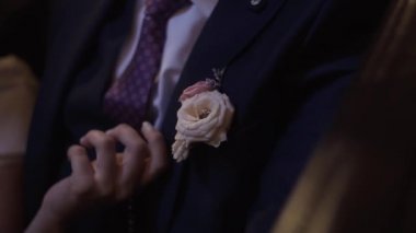 Kadın erkek boutonnire düzeltiyor. 1080p Full Hd .
