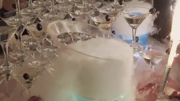 Mycket vacker cocktail pyramid med ljus. — Stockvideo