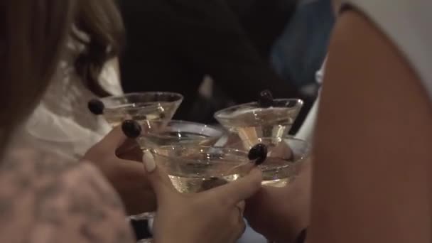 Menschen trinken Alkohol bei einem Bankett. — Stockvideo