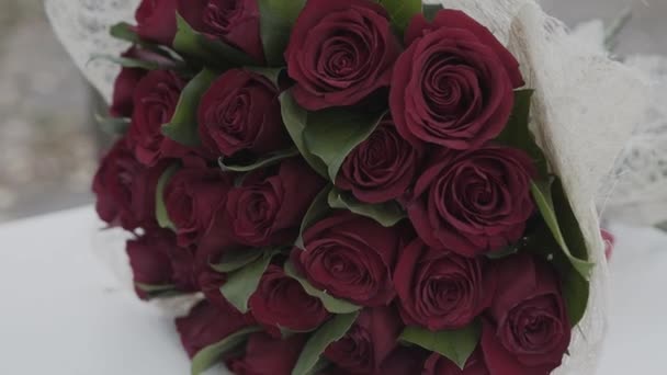 为情人节的红玫瑰花束, 特写, 围绕鲜花旋转相机. — 图库视频影像