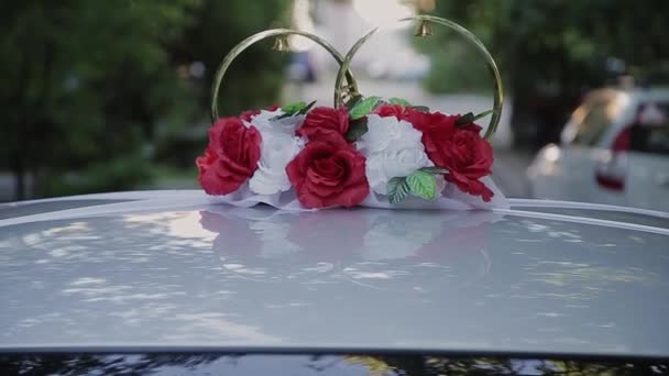Wedding decorations and scenery in view golden rings by car roof. — Stock Video