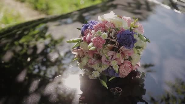 Strauß frischer Rosen. festlicher Strauß frischer Blumen. Brautstrauß. Hochzeitsblumen. — Stockvideo