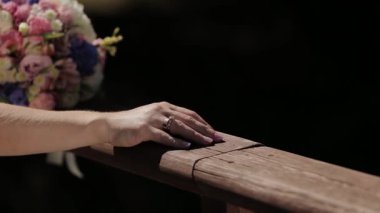 Evlen benimle bugün ve her gün. Yeni evli çift tutuşup, ağır çekimde atış.