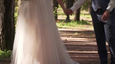 Evlen benimle bugün ve her gün. Yeni evli çift tutuşup, ağır çekimde atış.