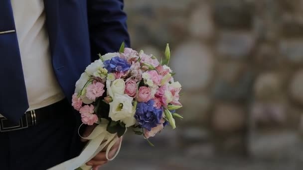 A egy esküvő nap esküvői csokor a kezét a vőlegény. — Stock videók