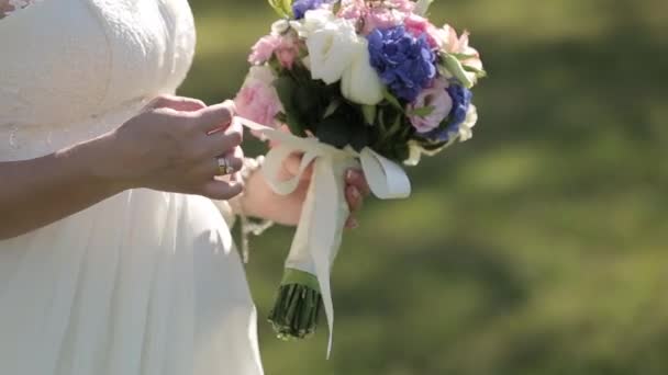 Bride in lace dress holding beautiful white wedding flowers bouquet. — Stock Video
