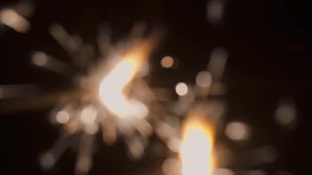 Sparklers bruciano di notte, luce intensa . — Video Stock