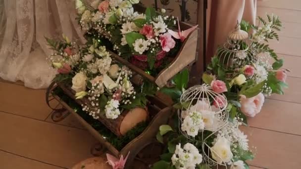 Mesa decorada para una cena de boda. — Vídeos de Stock