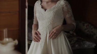 Genç kadın iç çamaşırı ormandaki kendisi dokunaklı.