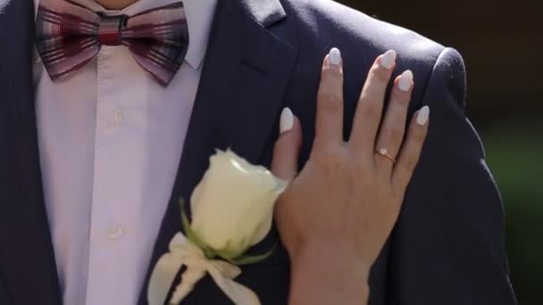 오늘 그리고 매일 나를 결혼. 신혼 부부 보유 손, 슬로우 모션 촬영. — 비디오