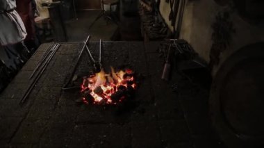 Fırın forge küçük bir yangın.