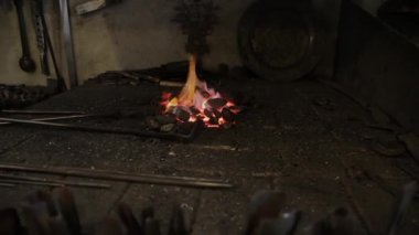 Fırın forge küçük bir yangın.