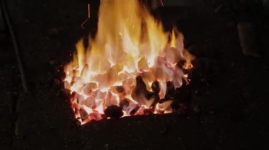 Fırın forge küçük bir yangın.